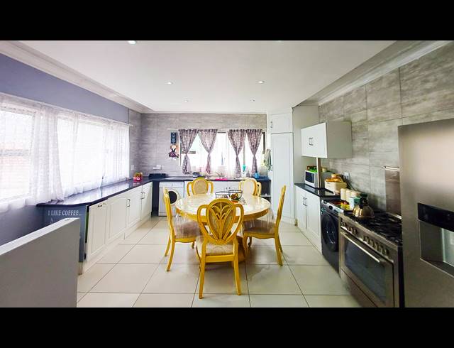 7 BEDROOM FREESTANDING FOR SALE IN KLEINMOND CENTRAL